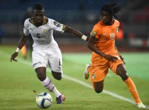 Ivory Coast's forward Gervinho R challenges Ghana's midfielder Afriyie Acquah during the 2015 African Cup of Nations final football match in Bata on February 8, 2015.  By Carl de Souza AFPFile