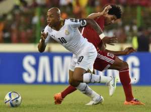 Ghana forward Andre Ayew (L) escapes a challenge during his sides Africa Cup of Nations semi-final against Equatorial Guinea in Malabo on February 5, 2015.  By Issouf Sanogo (AFP/File)
