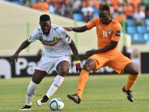 Mali's national football team forward Bakary Sako L vies with Ivory Coast's Tiemoko Ismael Diomande during their 2015 African Cup of Nations group D football match in Malabo on January 24, 2015.  By Issouf Sanogo AFP