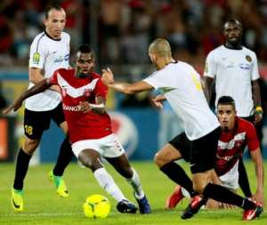Etoile du Sahel's striker Jacob Meite second left vies for the ball.  By Bechir Bettaieb AFP