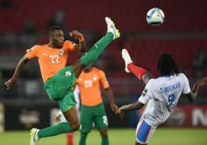 DR Congo's Dieudonne Mbokani right challenges Ivory Coast's Serge Wilfried Kanon during the 2015 African Cup of Nations semi-final match in Bata, on February 4, 2015.  By Carl de Souza AFP