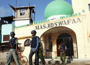 Kenyan police officers stand guard outside the Masjid Swafaa mosque in Mombasa's Kisauni district following a raid on November 19, 2014.  By Stringer AFP