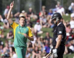 A five-wicket haul for South Africas Morne Morkel (L) saw New Zealand dismissed for 230.  By John Cowpland (AFP)