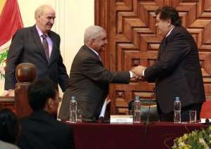 Peruvian President Alan Garcia (R) congratulating Egyptian State Minister of Antiquities Zahi Hawass (C). By (AFP/PRESIDENCIA)