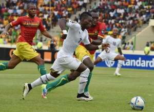 Ghana's midfielder Christian Atsu C advances with the ball past Guinea's Baissama Sankoh and Djibril Paye R during their 2015 African Cup of Nations quarter-final football match in Malabo on February 1, 2015.  By Issouf Sanogo AFP