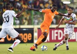 Ivory Coast midfielder Yaya Toure C fends off Mali midfielder Seydou Keita R during the 2015 Africa Cup of Nations group D match in Malabo on January 24, 2015.  By Issouf Sanogo AFP