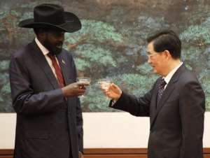 Chinese President Hu Jintao exchanges a toast with South Sudan President Salva Kiir.  By Kazuhiro Ibuki AFP