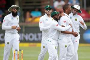 South Africa bowler Vernon Philander 2nd R celebrates with teammates after dismissing Sri Lanka batsman Suranga Lakmal not pictured on the second day of the first Test at the Port Elizabeth on December 28, 2016.  By Gianluigi Guercia AFP