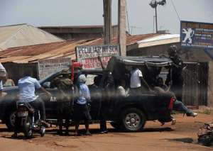 Police and military escort people out of Kaduna.  By Victor Ulasi (AFP)
