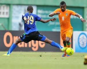 Ivory Coasts Salomon Kalou (R) fights for the ball with Tanzanias Nditi Shabani Mussa. By Sia Kambou (AFP)