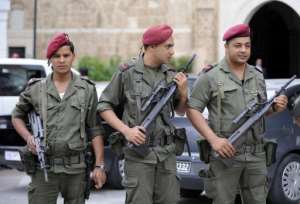 Tunisian soldiers stand guard in front of the Prime Ministers offices in Tunis.  By Fethi Belaid (AFP/File)