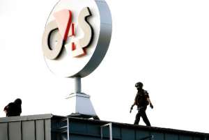 Police are pictured on the roof of the G4S cash depot in Vastberga, Stockholm on September 23, 2009.  By Pontus Lundahl Scanpix SwedenAFPFile