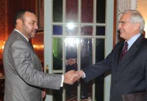 UN special envoy for Western Sahara Christopher Ross R is welcome by Morocco's King Mohammed VI in 2010.  By  Magreb Arabe PresseFile