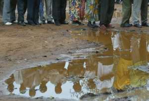 Zambians queue up to cast their vote in 2001.  By Yoav Lemmer (AFP/File)