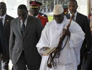 Senegalese President Macky Sall (L) flanked by President Yahya Jammeh of Gambia.  By Seyllou (AFP)