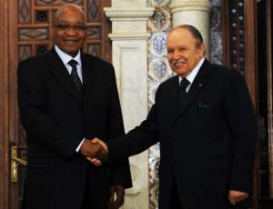 Algerian President Abdelaziz Bouteflika (R) and his South African counterpart Jacob Zuma, in Algiers on April 15, 2013.  By Farouk Batiche (AFP)
