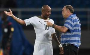Ghana8217;s midfielder Andre Ayew L speaks to Ghana8217;s coach Avram Grant during the 2015 African Cup of Nations final football match between Ivory Coast and Ghana in Bata on February 8, 2015. AFP PHOTO  CARL DE SOUZA