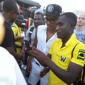 Star-struck Kotoko players take turns for selfie shots with Andre Ayew