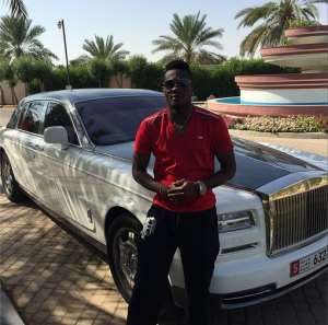 Asamoah Gyan cruises in Abu Dhabi in 400,000 Rolls Royce Phantom