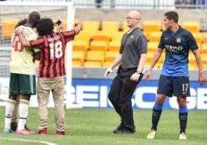 Crazy admiration: 2 fans invade pitch for a 'Selfie' with Mario Balotelli
