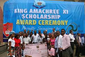 BENEFICIARIES OF THE KING AMACHREE XI SCHOLARSHI COLLECT AWARD CHEQUES