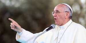Pope condemns 'rejection' of migrants in Easter address