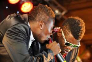 Asamoah Gyan L and Castro R performing the song at 2010 GUBA awards in the UK.
