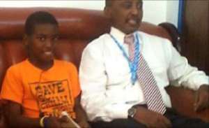 Andrew Andasi (L) met WFP representative Ismail Omer to ask for advice