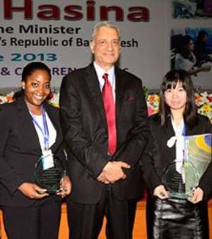 Commonwealth Secretary-General Kamalesh Sharma and the winners of the Womens Leadership for Enterprise essay competition, Nonyem Obiageli Odili (left) and Malaysias Tang Sze Lin (right)
