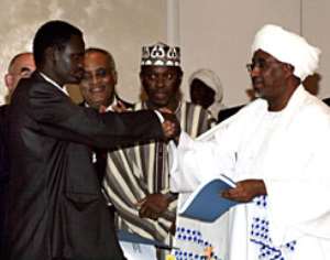 Government, main rebels sign peace accord