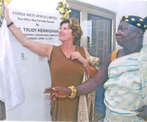 Her Excellency Trudy Kernighan being assisted by Nana Essilfie Asare II, Krontihene of Edubiasie to unveil the plaque for Fordia, West Africa