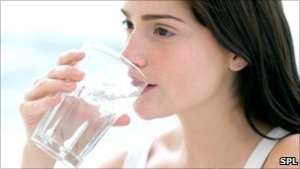 Water contains no calories and drinking it makes us feel full