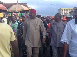 Capt. Ihenacho Steals Show At Owerri Market...Donates 5m Naira To Victims Of Fire Disaster