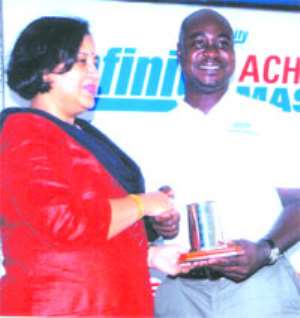 Carl Brew-Aidoo receives his trophy from H.E Ruchi Ghanashyam