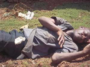 Kitaka is one the hopeless men around Kampala whom have resorted to hiding their frastration in boozing .photo by Abubakar Sematimba