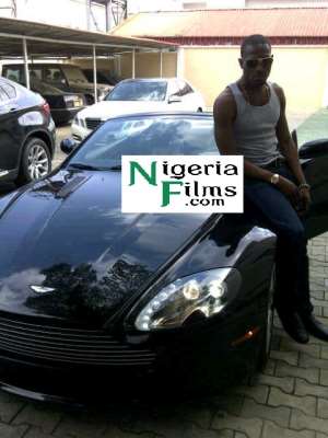 D-BANJ DAZZLES AT PASSPORT OFFICE.‪