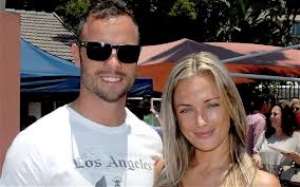 South African Oscar Pistorius offers money to the parents of his girlfriend killed!