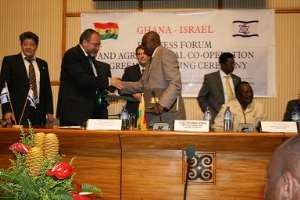 052:   Ghana s Foreign Minister Alhaji Muhammad Mumuni, right, exchanging the joint Declaration with Mr Avigdor Liberman, Deputy Prime MinisterForeign Minister of Israel.
