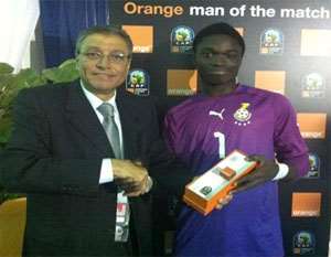 Eric Ofori Antwi receiving his Orange Man-of-the-Match plaque