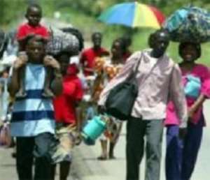 Some Ivorian refugees on foot to Ghana