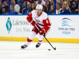Late rally lifts Detroit Red Wings, New York Islanders bounce back