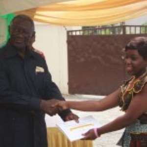 Kufuor presenting a certificate to one of the scholars