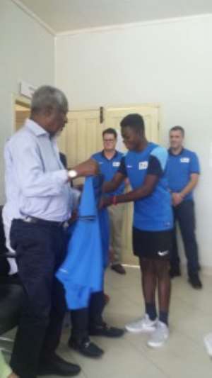 Kofi Annan receiving a jersey from the U17 captain of Right To Dream Academy