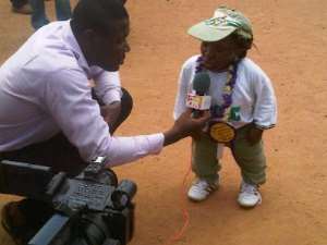 See The Smallest Woman In Nigeria