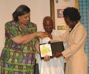 Trade Minister Ms Hannah Tetteh congratulates Jessie for a great work. Looking on is AGI President, Nana Owusu Afari.