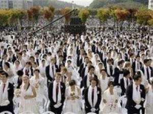 Thousands marry in global mass wedding