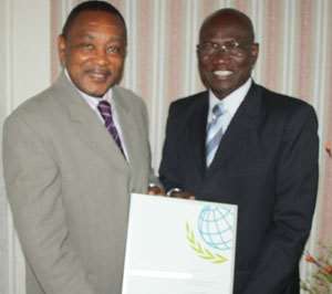 Dr Frank Odoom, Director General of SSNIT receiving the award