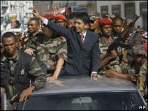 Military backs Madagascar rival
