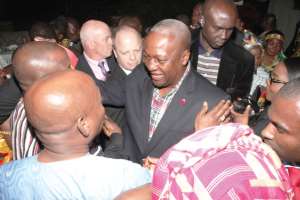 Prez Mahama meets Ghanaians in London