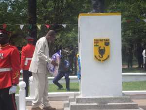 Maj-Gen. Adinkrah laying a wreath on behalf of Contingents of UNAMIR